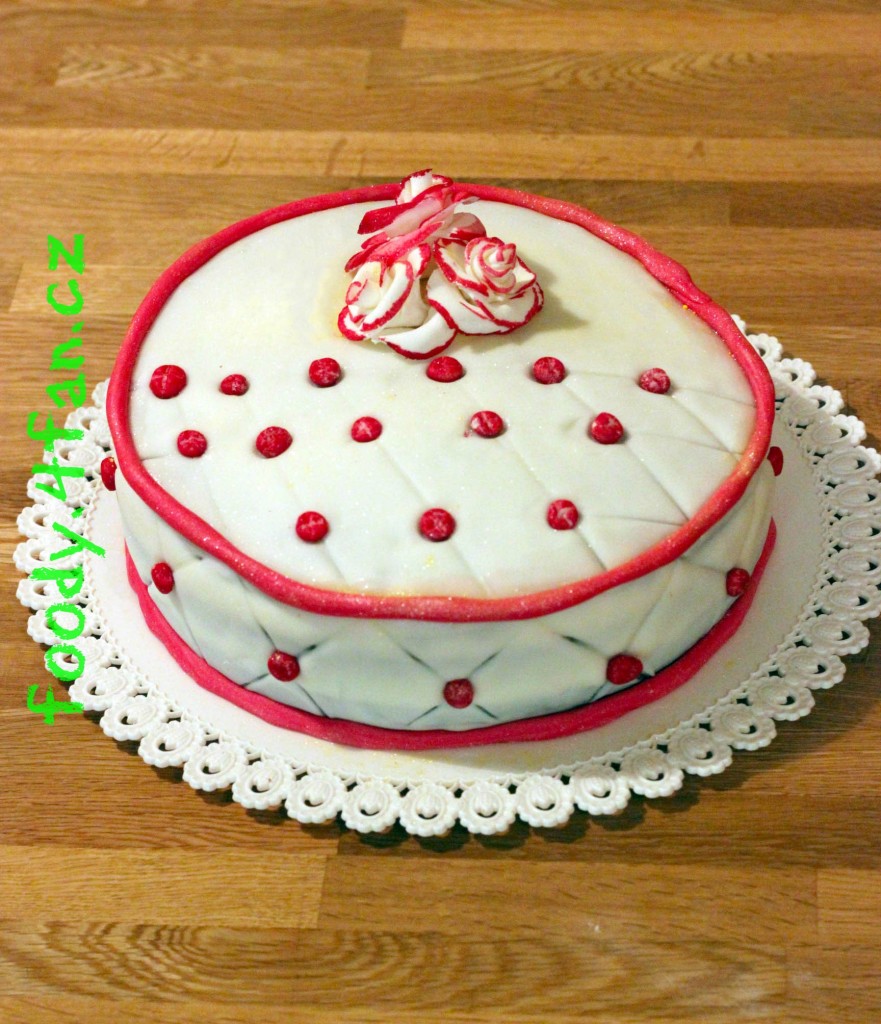 Red velvet s jahodovým krémem